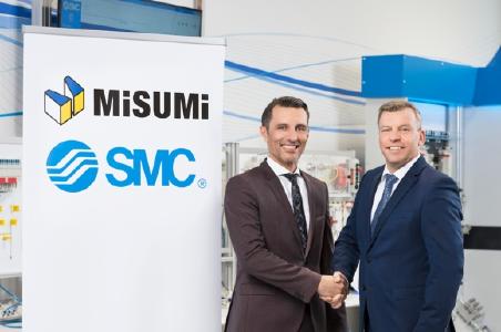 "Die Erfahrung aus Japan zeigt, dass SMC und MISUMI sich ideal ergänzen", betont Ralf Laber, Managing Director bei SMC (rechts), zum Start der Vertriebspartnerschaft zwischen SMC und MISUMI in Deutschland und Europa. Auch Stephan Stammberger, Managing Director, COO Sales & Marketing bei MISUMI (links), freut sich: "Wir verstärken das Angebot für unsere Kunden dank dem hohen Automatisierungs-Know-how von SMC." Fotos: SMC Deutschland GmbH