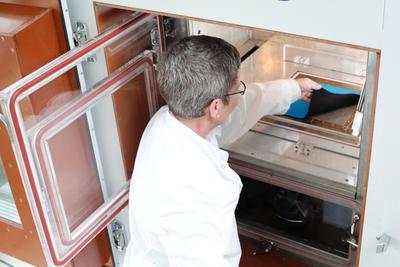 Um jederzeit konstante Prüfbedingungen zu gewährleisten, ist das Hautmodell in einen Klimaschrank integriert. © Hohenstein Institute