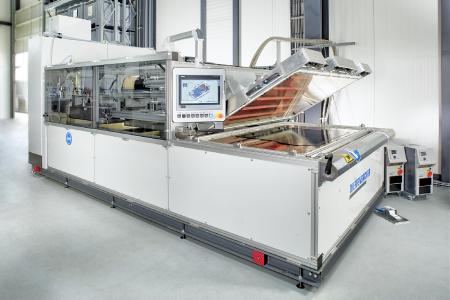 Industrieanlage Fibercon (Entwicklung zusammen mit Firma Dieffenbacher): Prozesstechnik zur Konsolidierung von thermoplastischen Hochleistungsfaserverbun-den (UD-Tapes) auf der Basis der am Fraunhofer ICT entwickelten strahlungsinduzierten Vakuumkonsolidierung / Foto: Fraunhofer ICT