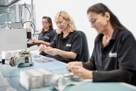 Die Mitarbeiter der Jauch Quartz GmbH fertigen kundenindividuelle Batterie-Packs nach höchsten Qualitätsstandards