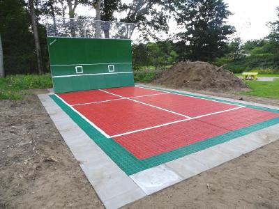 Nicht nur eine professionelle Tenniswand, sondern auch der Allwetter-Tennisbelag mit optimalem Ballsprung-Verhalten, sorgen für korrekte Übungseinheiten. Der Tennisbelag besteht aus dem Bergo Tennissystem und ist aus UV- und wetterbeständigem Polypropylen (PP) in Teilen zu 30 × 30 cm hergestellt. Die perforierte Oberfläche, mit kleinen Noppen für besseren Slice, führt Regenwasser nach unten ab.
