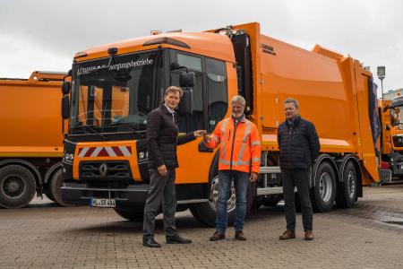 Dirk Machinia, Abteilungsleiter Abfallwirtschaft Logistik EBL (Mitte) nimmt den Schlüssel zum neuen Müllfahrzeug entgegen von Thomas Rabbe, Renault Trucks (l.) und Bernd Schmidt von der Zoeller-Gruppe
