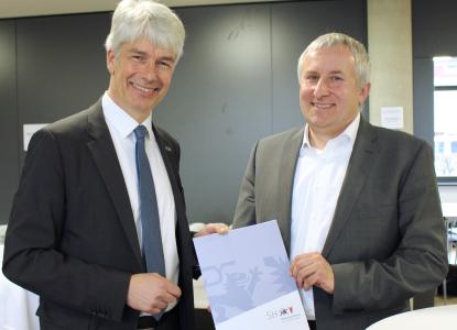 Staatssekretär Nägele überreicht Dr. Eifert (EurA) den Zuwendungsbescheid vom Wirtschaftsministerium