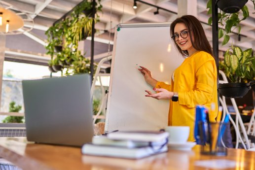 junge-schone-frau-arbeitet-im-buro-und-spricht-videoanrufe-auf-dem-laptop.jpg
