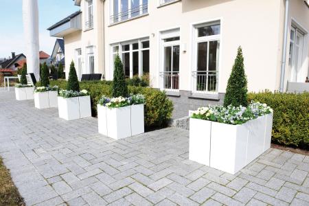 Bei der Gestaltung heimischer Garten- und Terrassenflächen erfreuen sich Pflanzbehälter großer Beliebtheit. Auch abseits der Beetflächen sorgen sie für begrünte Blickfänge. Mit ihren modularen Pflanzbehältern der Serie „Line“ bietet die Firma Richard Brink ein durchdachtes System, das durch seine schnelle Montage und eine hohe Stabilität überzeugt.