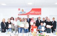 V.l.n.r: Dr. Christine Hawighorst (Nachhaltigkeitsverantwortliche CEWE), Laura Meuffels, Isabelle Cirillo, Hendrik Vandamme, Thorsten Gebhardt, Gapalasingham Kethiswaran, Wilma Wähler, Susanne Lane, Dr. Rolf Hollander (CEWE Vorstandsvorsitzender), Daniel Frohn, Petra Rosenow, Andreas Heydemann (Vorstand von CEWE), Robert Geipel, Michael Rathje, Andreas Kluge (CEWE Geschäftsführer Oldenburg), Dariusz Rymek und Marion Blatt (Personalleiterin von CEWE). Nicht auf dem Bild: Michael Darsow, Ludger Jungeblut, Thomas Retzkowski, Bettina Meintz, Cevat Purut und Holger Cremer. V.l.n.r: Dr. Christine Hawighorst (Nachhaltigkeitsverantwortliche CEWE), Laura Meuffels, Isabelle Cirillo, Hendrik Vandamme, Thorsten Gebhardt, Gapalasingham Kethiswaran, Wilma Wähler, Susanne Lane, Dr. Rolf Hollander (CEWE Vorstandsvorsitzender), Daniel Frohn, Petra Rosenow, Andreas Heydemann (Vorstand von CEWE), Robert Geipel, Michael Rathje, Andreas Kluge (CEWE Geschäftsführer Oldenburg), Dariusz Rymek und Marion Blatt (Personalleiterin von CEWE). Nicht auf dem Bild: Michael Darsow, Ludger Jungeblut, Thomas Retzkowski, Bettina Meintz, Cevat Purut und Holger Cremer.