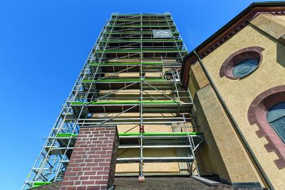mba-Inhaber Bachmayer verwendet PERI UP Easy zusammen mit in grüner Firmenfarbe gepulverten Bordblechen.
(Foto: PERI Deutschland)