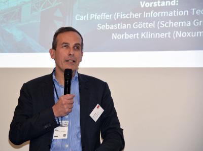 Carl Pfeffer, erster Vorstand der DERCOM, bei der Podiumsdiskussion auf der tekom Jaherstagung 2019