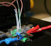 Prototyp einer membranlosen mikrofluidischen Brennstoffzelle bei der elektrochemischen und strömungsmechanischen Charakterisierung auf dem Mikroskop (© TU Ilmenau/Wiebke Rösing)