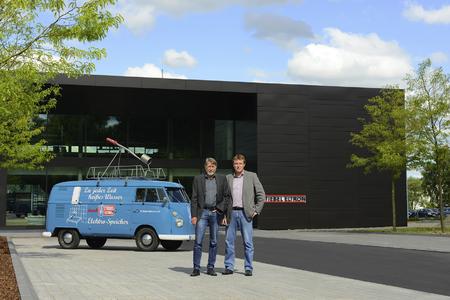 Die Presseverantwortlichen Michael Birke (links) und Henning Schulz präsentieren das Geburtstagskind vor der neuen Stiebel-Eltron-Akademie in Holzminden – dem Energy Campus
