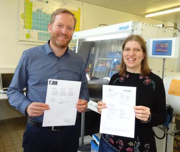 Professor Dr. Timo Sörgel und Dr. Sandra Meinhard mit der Patenturkunde und Patentschrift für ihr „Folienverbundmaterial“ / Fotonachweis: © Hochschule Aalen/Oliver Kesten