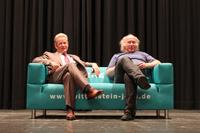 Zwei Pioniere auf der Couch: Dr. Manfred Wittenstein, Vorstandsvorsitzender der WITTENSTEIN AG (links) und Parteienforscher Prof. Dr. Franz Walter (rechts) beim WITTENSTEIN-Sommerkolleg 2011