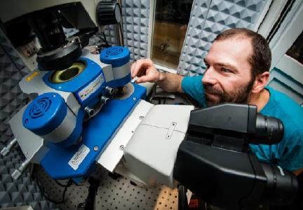 Dr. Nic Mullin justiert eine Probe mit dem JPK NanoWizard® 3 Rasterkraftmikroskop an der Universität Sheffield