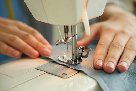 Freiarm-Nähmaschine-Arbeit.webp