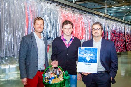 Gratulation zum Titel "100.000ster TimoCom-Nutzer" (v.l.): Tim Muke (TimoCom), Dennis Zimmerling (Meyer & Meyer) und Gunnar Stüber (Meyer & Meyer)