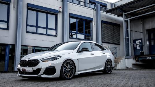Als einer der wenigen Hersteller von Fahrwerken für BMW-Fahrzeuge mit Allradantrieb (BMW xDrive) hat KW automotive auch für das neue BMW M235i xDrive Gran Coupé Gewindefahrwerke entwickelt.