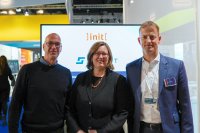 Stefan Maiwald, Senior Partner Manager bei STACKIT, Julia Läkemäker, Chief Operating Officer bei ]init[, und Gregor Költzsch, Chief Business Officer bei ]init[, besiegeln die strategische Cloud-Kooperation auf der Smart Country Convention 2024.