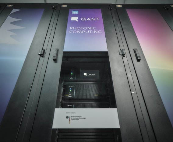 Der photonische Server von Q.ANT ist jetzt ein integraler Bestandteil des Leibnitz-Rechenzentrum.jpg