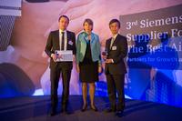 (von links nach rechts): Ronny Richter, Director PuC ASICs, Micros, FPGAs; Barbara Kux, Member of the Managing Board, Head of Supply Chain Management and Chief Sustainability Officer at Siemens AG; Yoichi Yano, Executive Vice President and Member of the Board, Renesas Corporation (von links nach rechts): Ronny Richter, Director PuC ASICs, Micros, FPGAs; Barbara Kux, Member of the Managing Board, Head of Supply Chain Management and Chief Sustainability Officer at Siemens AG; Yoichi Yano, Executive Vice President and Member of the Board, Renesas Corporation