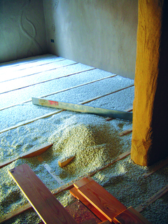 Einfach in der Anwendung und Verarbeitung: Poraver als lose Schüttung zum Verfüllen von Holzbalkendecken. Foto: Dennert Poraver GmbH