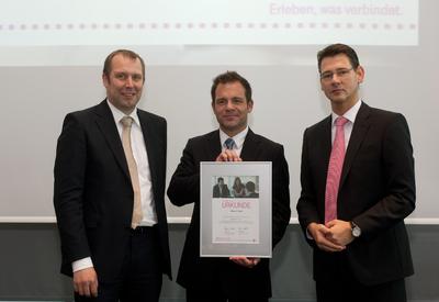 Arne Feddersen (Telekom Deutschland), Dirk Jurleit (GPSoverIP) und Robert Klütsch (Telekom Deutschland) bei der Übergabe der Urkunde zum „Premium Partner 2012“.