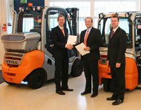 Frank Schliesser, Leiter Still-Händlervertrieb vereinbart die Erweiterung der Vertriebsaktivitäten im Baltikum mit Aatos Kivelä, Präsident von Konekesko und Riku Rahikka, Direktor Industriemaschinen bei Konekesko