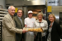 Präsentierten erste Leckereien aus dem neuen Backofen in der umgebauten Schulbäckerei der Berufsbildenden Schule 2: stellvertretende Lehrlingswart der BäckerInnung Hannover, K.Licht, Regionspräs H. Jagau, Auszubilde J.Schmidt aus Uetze