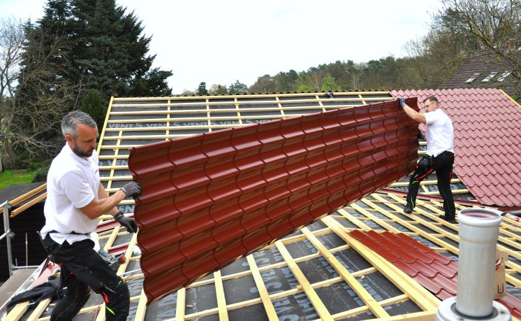 Fünf Quadratmeter Dachplatte wiegen gerade einmal 11,5 kg.JPG