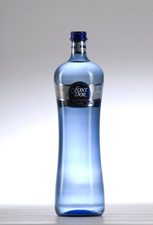 Die Glasflasche des Premiumwassers Font d’Or Maximum, eine Marke der Vichy Catalan Group © O-I Europe