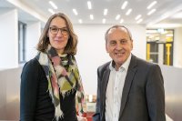 Wiedergewählt: Konrektorin Annika Maschwitz (links) mit Rektor Konrad Wolf. Copyright: HSB - Louisa Windbrake