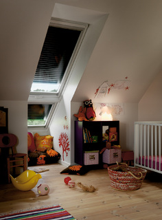 Dachfenster-Rollläden von VELUX schützen effektiv vor sommerlicher Hitze, bieten erhöhten Lärm- und Einbruchschutz und halten im Winter die Wärme im Raum. Zudem verdunkeln sie Dachräume vollständig