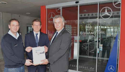 Übergabe des ersten Servicepartner-Zertifikats 2012: Steffen Draheim (r) übereicht die Urkunde an Geschäftsführer Alexander Tomescheit und Serviceleiter Dirk Franke von der Russ & Janot GmbH in Erfurt.