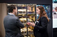 Bizerba Produktexpertin erklärt die Funktionen des Smart Shelf.
Bizerba product expert explains the features of the Smart Shelf. Bizerba Produktexpertin erklärt die Funktionen des Smart Shelf.
Bizerba product expert explains the features of the Smart Shelf.