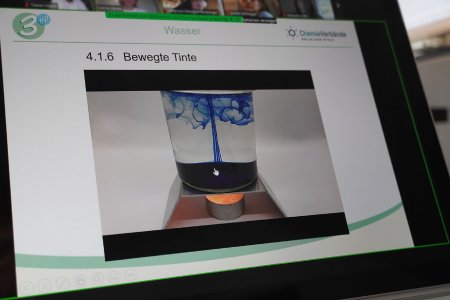 Bei der virtuellen Einweisung führen die Teilnehmenden Experimente vor der Kamera durch.
