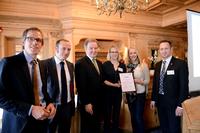 v. li. na. re.: Nicolas Erdrich, Vorsitzender des Wirtschaftsbeirates der WRO; Michael Wagner, Fa. Arqum; Umweltminister Franz Untersteller; Vertreterinnen vom Huber ECOfit-Team Gina Maurer und Martina Göppert, Huber Geschäftsführer Joachim Huber