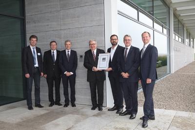 Offizielle Übergabe des DGNB-Zertifikats in Platin (v.li.n.re.): Frank Menikheim (Bürgermeister Gemeinde Igersheim), Klaus Spitzley (Senior Consultant WITTENSTEIN AG), Stefan Sinning (HENN Architekten), Prof. Dr.-Ing. Dieter Spath (Vorstandsvorsitzender WITTENSTEIN AG), Marcus Herget (Geschäftsführender Vorstand DGNB e.V.), Thilo Brandel (Leiter Gebäudemanagement WITTENSTEIN AG), Dr. Michael Geier (Geschäftsführer WITTENSTEIN cyber motor GmbH)