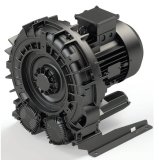 Der Seitenkanalverdichter e08MD 5.5kW 660-720/380-415V 50Hz IE3 EX3GD 65 F von FPZ S.p.A. stellt eine optimale Lösung für industrielle Anwendungen dar, in denen zuverlässige Druckluft oder Saugluft benötigt wird. Mit seiner kompakten Bauweise und leistungsstarken Komponenten bietet er sowohl für Großanlagenbauer als auch für mittelständische Industriebetriebe eine hervorragende Kombination aus Effizienz und Qualität.