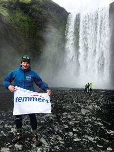 Joey Kelly vor dem Seljalandsfoss, dem wohl berühmtesten Wasserfall Islands mit 66 Metern Höhe / Foto: Remmers, Löningen