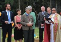 Von links: Michael Sommer, Bürgermeister der Gemeinde Wilburgstetten, Diana Lauer, Abteilungsleiterin ABO Wind AG, MdB Josef Göppel, MdB Artur Auernhammer, Thilo Reuther, Stadtwerke Stuttgart GmbH, Dr. Christoph Hammer, Oberbürgermeister der Stadt Dinkelsbühl, Pater Thomas Madavana
