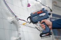 Betrieben von einem 18V-Metabo CAS-Akku kann das Autotool CPK hybrid große Kabelbindermengen ohne Netzstrom verarbeiten