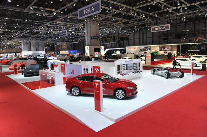 TESLA Motors_Messestand auf der Autosalon Genf 2014.jpg