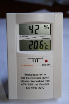 37_Ein Hygrometer misst die Luftfeuchtigkeit.jpg