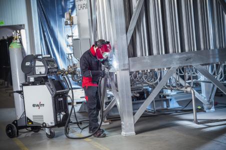 Abb. 1: EWM arbeitet als einer der Technologietreiber kontinuierlich an neuen Produkten und Lösungen, die die komplexen Anforderungen hinsichtlich einer vernetzten Schweißfertigung erfüllen. Die neue MIG/MAG-Multiprozessschweißgeräte-Serie Titan XQ fügt sich nahtlos in dieses Konzept ein.