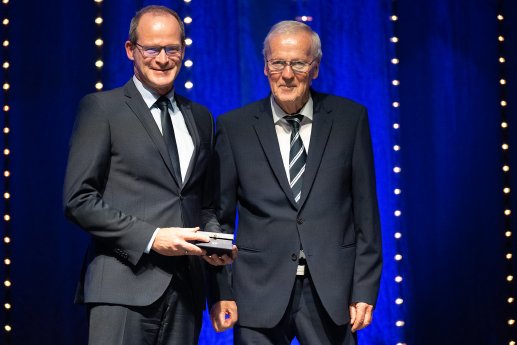Premier-Ehrenplakette; Dr. Mathias Schäfer, Geschäftsführer FingerHaus GmbH (links), Willi Schäf.jpg