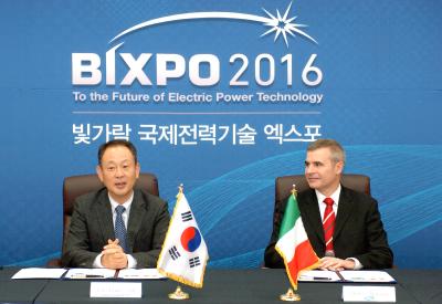 All set with plenty of energy: Dr Dongseob Kim (left), President of the KEPCO Research institute and Dr Alberto Ravagni, CEO of the SOLIDpower group, agree to put fuel cell technology on a broader basis for supplying energy to South Korea, with the joint research and development of new SOFC systems