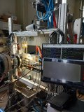 Das neue Messsystem besteht aus einem schmalen Rahmen, der unkompliziert in die Extrusionslinie eingeschoben wird. Mithilfe mehrerer Kameras und geeigneter Beleuchtungsquellen wird das Profil messtechnisch erfasst, um u. a. die Fließgeschwindigkeit direkt am Werkzeugaustritt zu quantifizieren. Das ermöglicht, resultierende Geometrieabweichungen wie Verzug frühzeitig und sicher zu erkennen. / Foto: René Bauer, SKZ