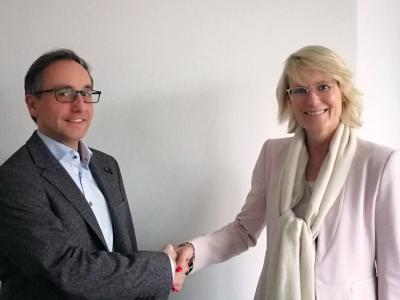 Frauke Riegelsberger-Ganglmeier vom Kinderschutzbund Regensburg freut sich über die Spende von Bertrandt (links: Ralf Schönen, Geschäftsführer Bertrandt Regensburg)