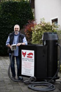 Innovation aus dem Handwerk: Die von Malermeister Peter Fuchs entwickelte mobile Filteranlage filtert das bei der Fassadenreinigung anfallende Schmutzwasser so effizient, dass es nach der Reinigung bedenkenlos in die Kanalisation oder in die Natur entsorgt werden kann. Foto: EFA