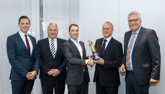 Handshake after signing of the cooperation. From right to left: Guido Kleinschmidt (Member of the Managing Board of SMS group); Norbert Gober (Vice President Research and Development, SMS group); Daan A.J. Kersten (CEO, Additive Industries); Markus Hüllen (Vice President 3D Competence Center, SMS group) and Bernhard Steenken (Corporate Development, SMS group)