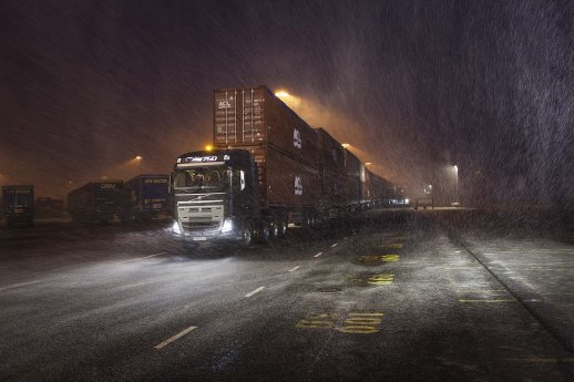 Volvo_Trucks_vs_750_Tonnes_9_lowres.jpg
